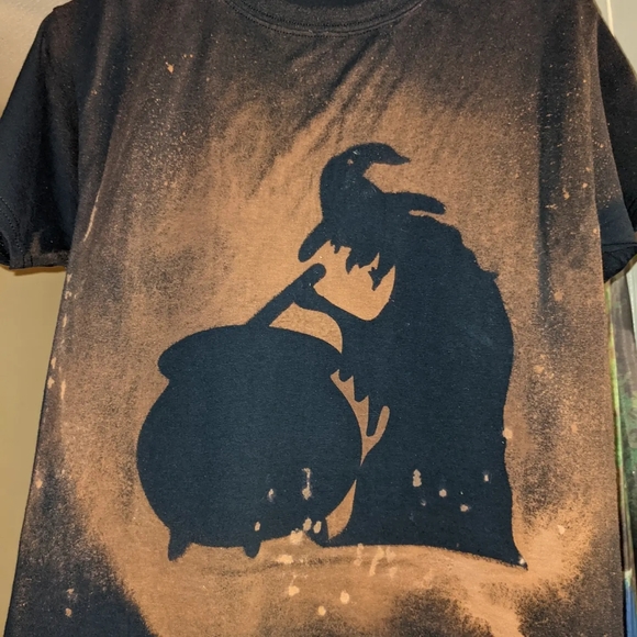 Custom Halloween themed t-shirt - Picture 1 of 2